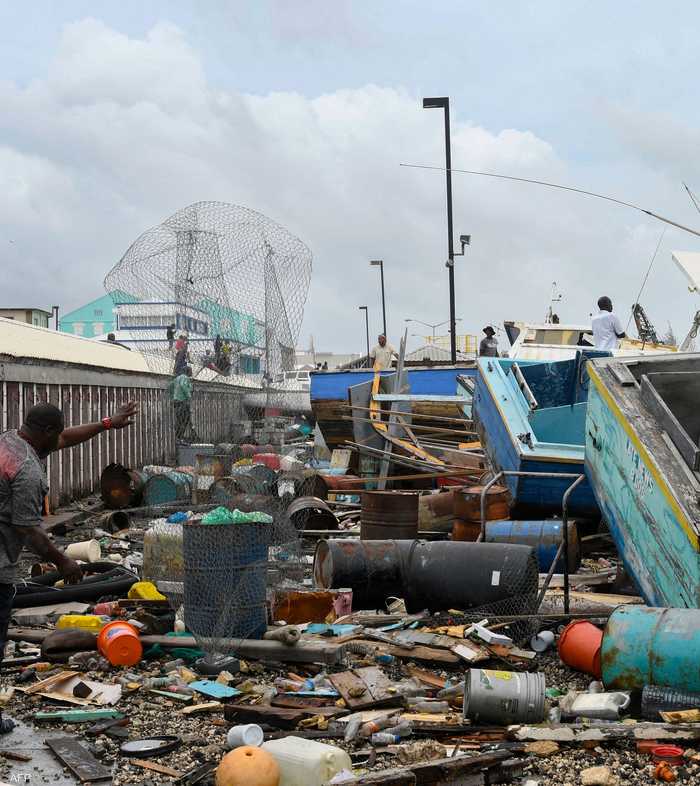 من آثار الدمار الذي تسبب به إعصار بيريل