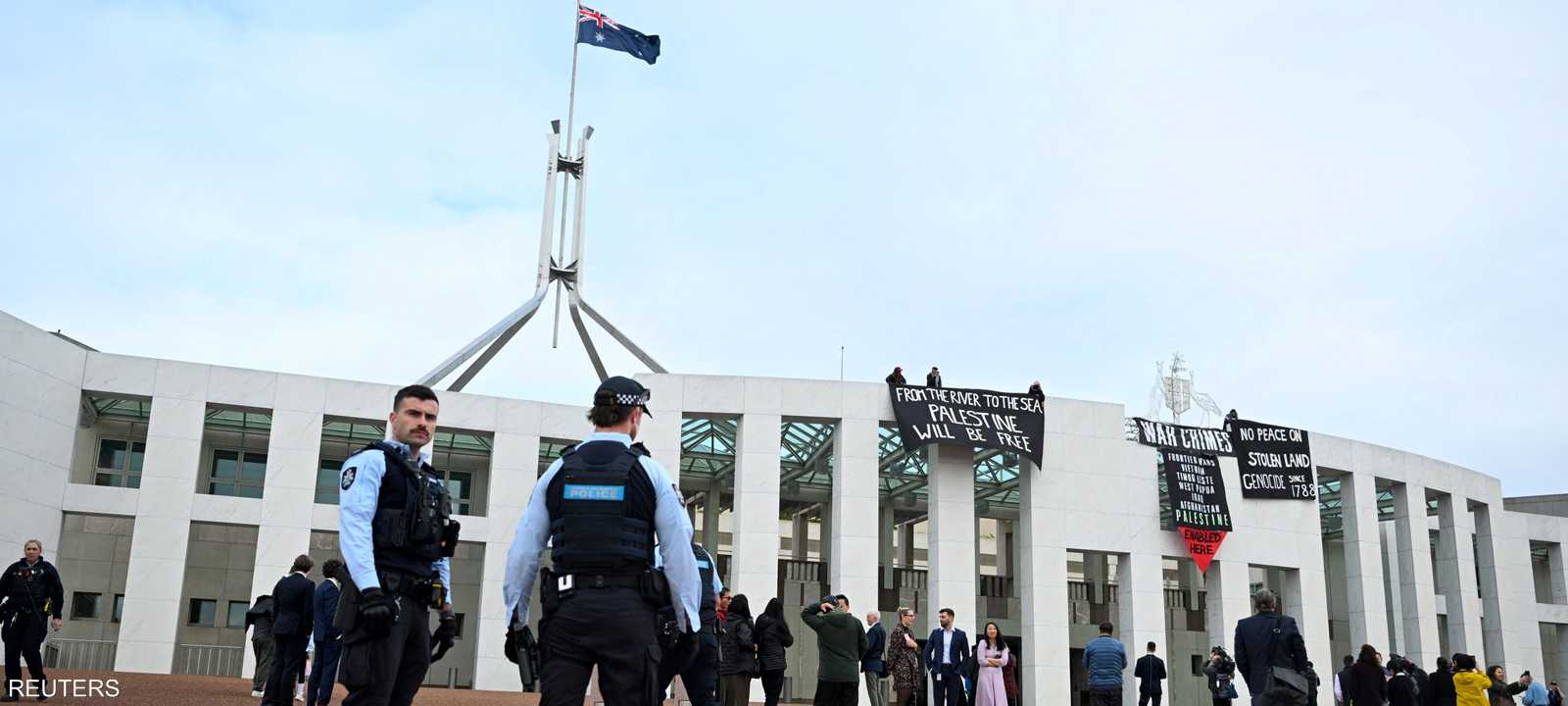 المتظاهرون فوق سطح البرلمان الأسترالي