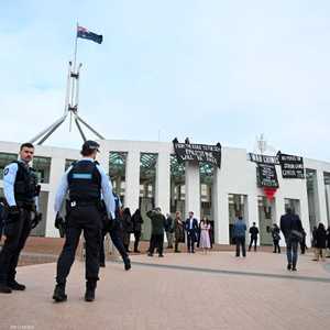 المتظاهرون فوق سطح البرلمان الأسترالي