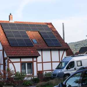 محطة طاقة شمسية فوق سطح أحد المنازل بألمانيا