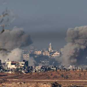 أعمدة الدخان تتصاعد في سماء غزة