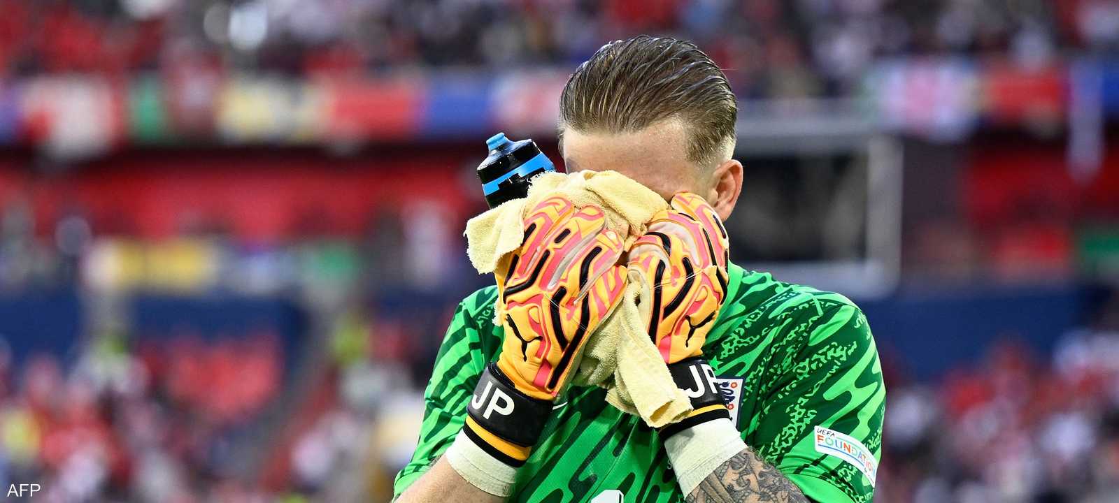 بيكفورد حاملا قنينة المياه