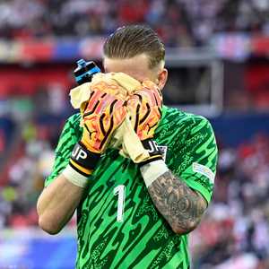 بيكفورد حاملا قنينة المياه