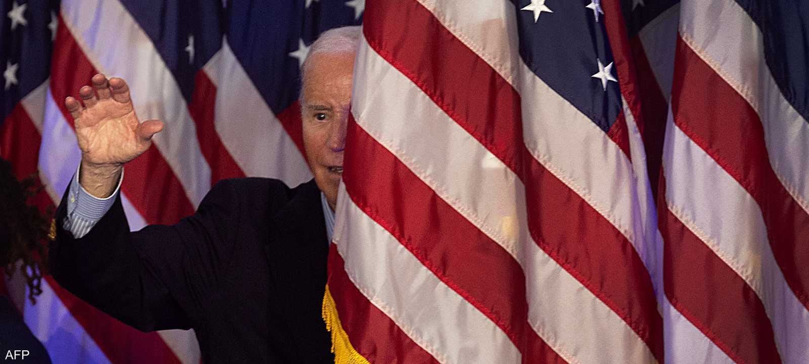 الرئيس الأميركي جو بايدن وهو يغادر تجمعا انتخابيا