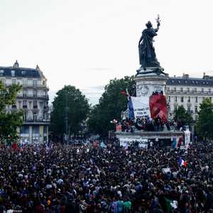 فرنسيون يحتفلون بالنتائج الأولية للانتخابات