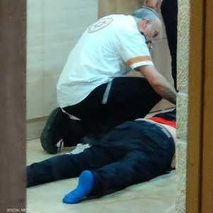 إلغارات بعد إخراجه من القاعة