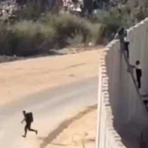 المتسللون استخدموا سلما لعبور الجدار