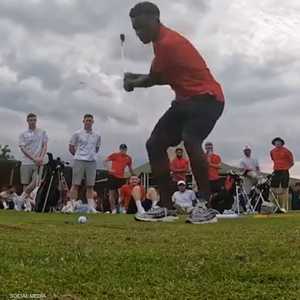 ساكا يستعرض مهاراته في لعب الغولف