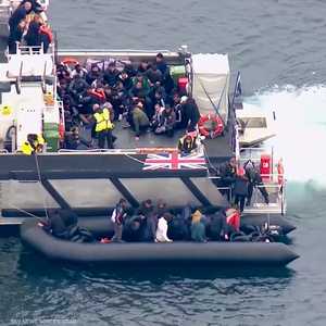 بريطانيا تنهي "خطة رواندا" لترحيل اللاجئين