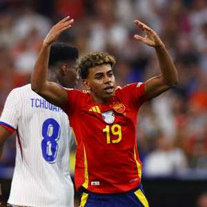 لامين يامال محتفلا بهدفه الاستثنائي