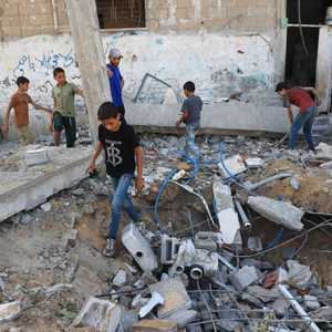 أطفال في مدرسة بالنصيرات تعرضت لقصف إسرائيلي