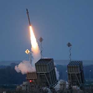 نظام الدفاع الإسرائيلي القبة الحديدية خلال اعتراضه لصواريخ