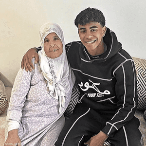 يامال رفقة جدته المغربية