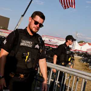 عنصران من الخدمة السرية في مكان الهجوم