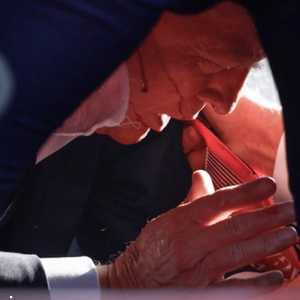 دماء على وجه ترامب