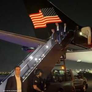 لحظة نزول ترامب من الطائرة