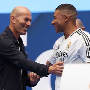 مبابي وزين الدين زيدان أثناء تقديم النجم الفرنسي للجماهير