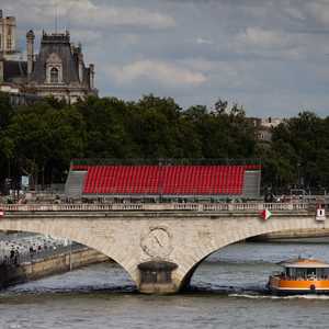 يشهد نهر السين عمليات التحضير لافتتاح دورة الألعاب الأولمبية