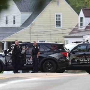 رجال إنفاذ القانون أمام منزل توماس ماثيو كروكس