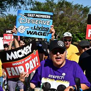 موظفو "ديزني لاند" في كاليفورنيا يلوّحون بالإضراب