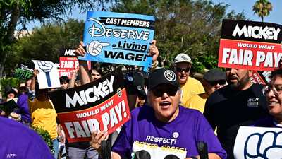 موظفو "ديزني لاند" في كاليفورنيا يلوّحون بالإضراب