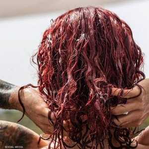 مارك كوكوريا صبغ شعره باللون الأحمر