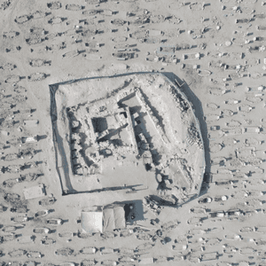 يتميز الاكتشاف بوجوده في قلب بلدة حديثة مكتظة بالسكان