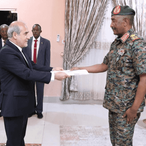 السفير الإيراني الجديد أثناء تسليم أوراق اعتماده