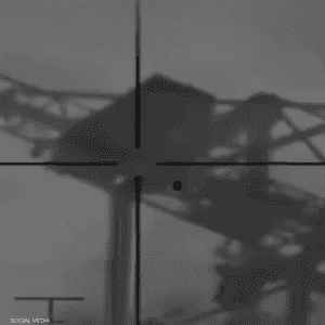 الضربة الإسرائيلية استهدفت أولا رافعتين في الميناء