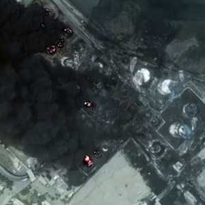 ألسنة اللهب الكثيفة والدخان الأسود تتصاعد