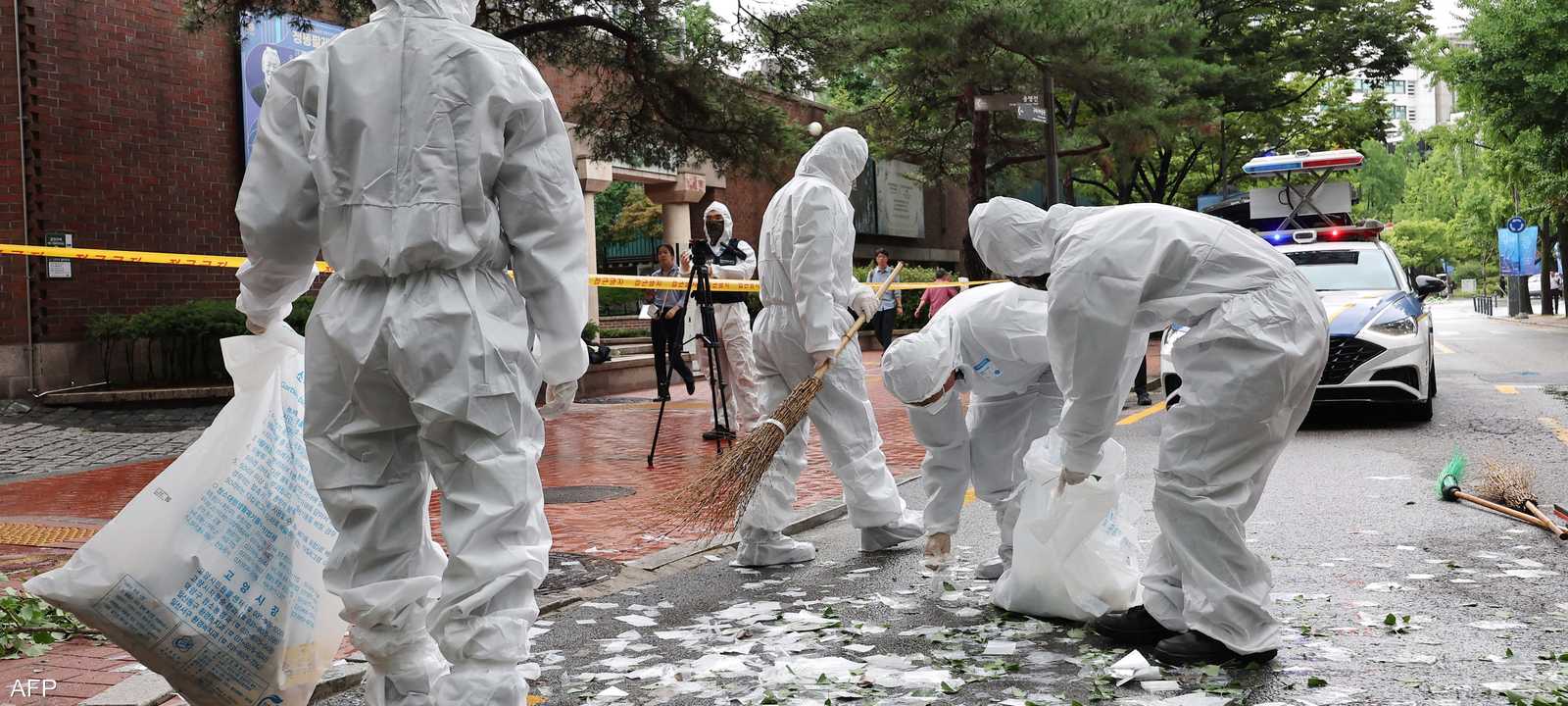 تنظيف نفايات من أحد بالونات كوريا الشمالية