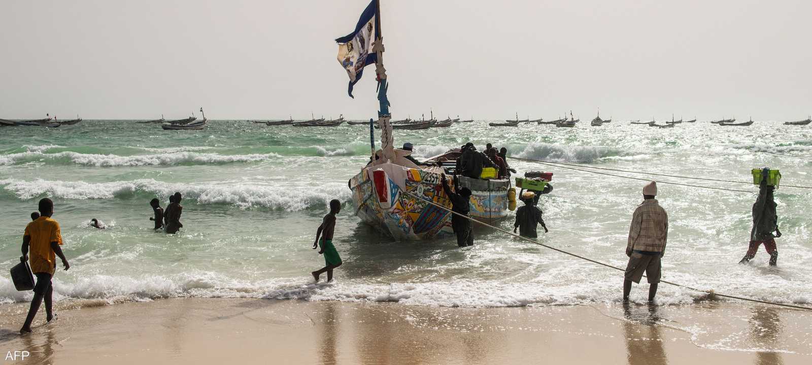 زورقً على الشاطئ في نواكشوط