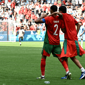 توقفت المباراة لمدة ساعتين بعد اقتحم المشجعين الملعب