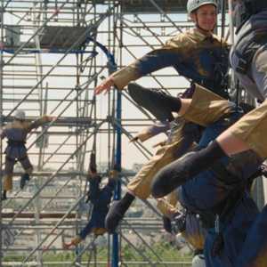 ظهر في الفقرة فنانون يرتدون ملابس عمّال البناء