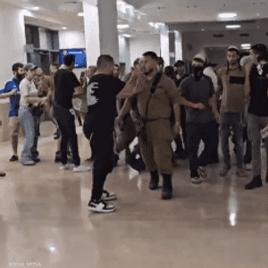 اقتحم المحتجون مبنى المحكمة العسكرية