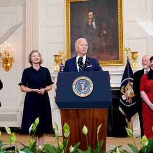 بايدن محاطا بأفراد من عائلات المسجونين الذين أطلق سراحهم