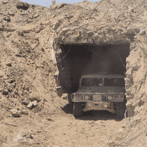 النفق يبلغ ارتفاعه ثلاثة أمتار