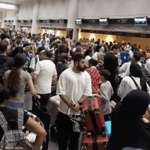 مسافرين داخل مطار رفيق الحريري في بيروت