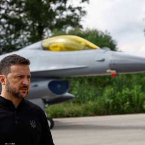 زيلينسكي يقف أمام طائرة إف 16