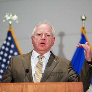 حاكم ولاية مينيسوتا تيم والز سيكون مرشحا لنائب هاريس