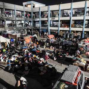 نازحون في إحدى مدارس خان يونس