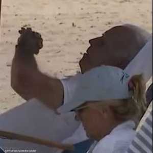 بايدن على الشاطئ برفقة زوجته