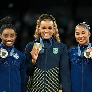 تشيليز حاملة البرونزية (يمين الصورة)