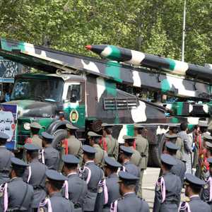 شاحنة عسكرية إيرانية تحمل صواريخ خلال عرض عسكري