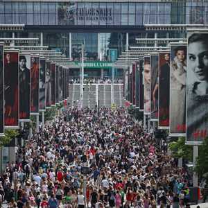 تجمعي لمحبي تايلور سويفت خارج ملعب ويمبلي