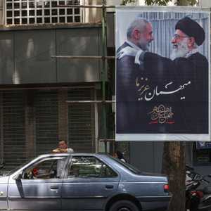 ملصق يجمع المرشد الإيراني وإسماعيل هنية في طهران