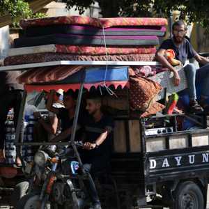 فلسطينيون يفرون من دير البلح في وسط قطاع غزة