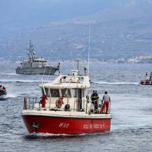 جانب من عمليات البحث عن اليخت الإيطالي الغارق