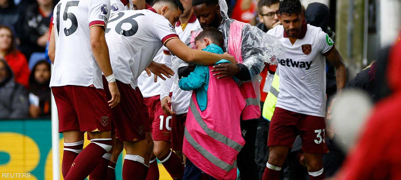 إنقاذ أحد صبية الملاعب خلال مباراة وست هام وكريستال بالاس