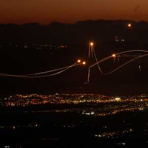 إسرائيل تعترض عشرات الصواريخ والمسيرات التي أطلقت من لبنان